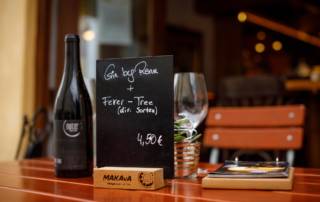 Café Savio - Wein und Karte am Tisch