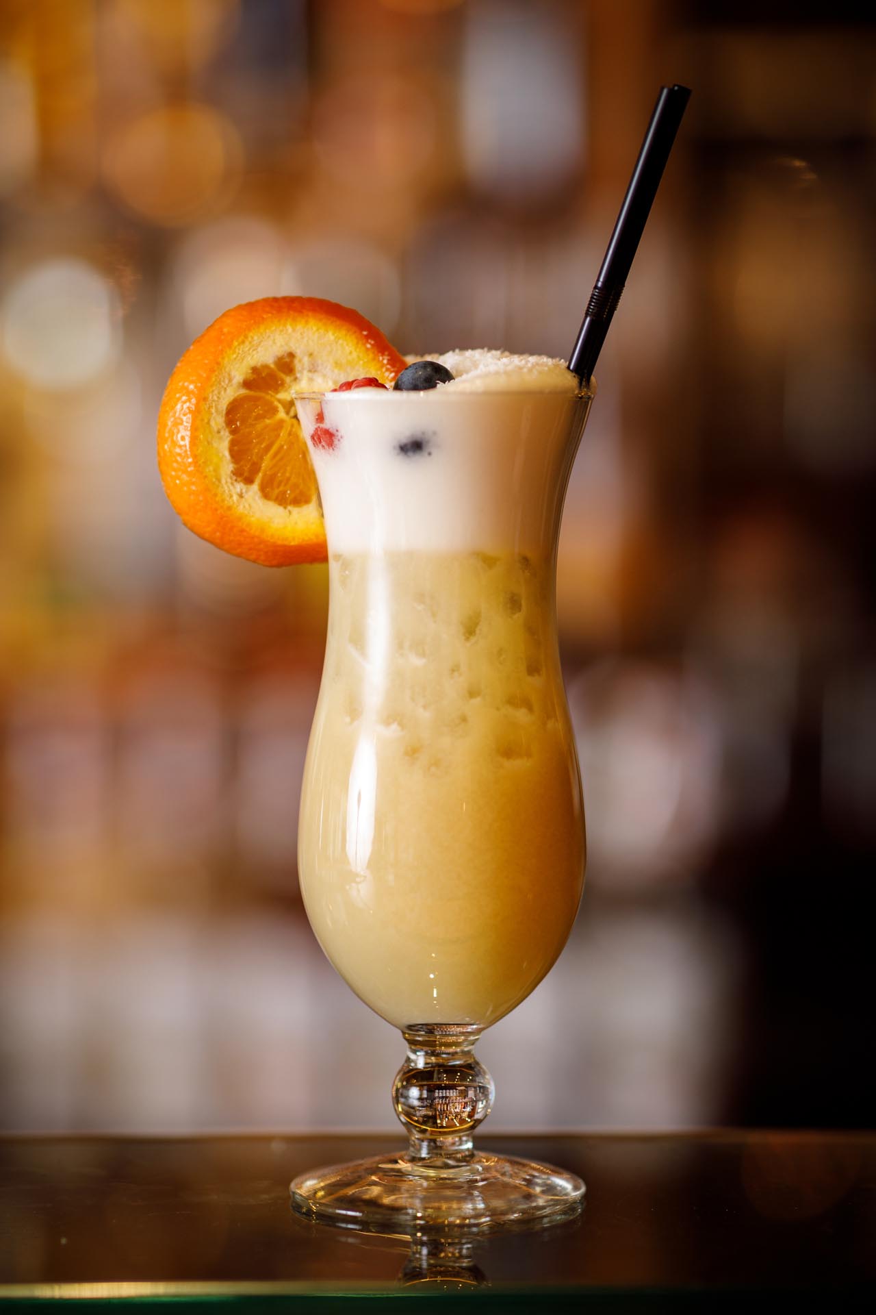 Café Savio - Cocktail mit Orangenscheibe